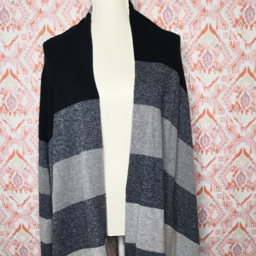 Neiman Marcus Medium Open Front Cashmere Wrap - Picture 2 of 7
